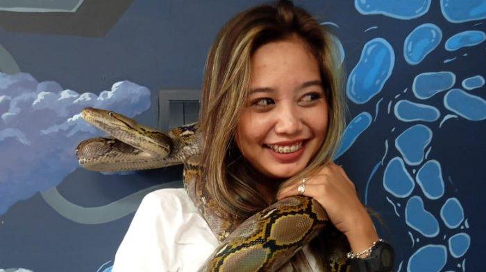 Persahabatan Dengan Ular Piton sejak kecil